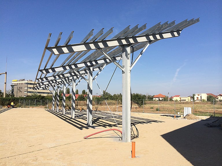 Constructie Parcare Acoperita - Carport cu panouri fotovoltaice pe structura de profile metalice zincate.
